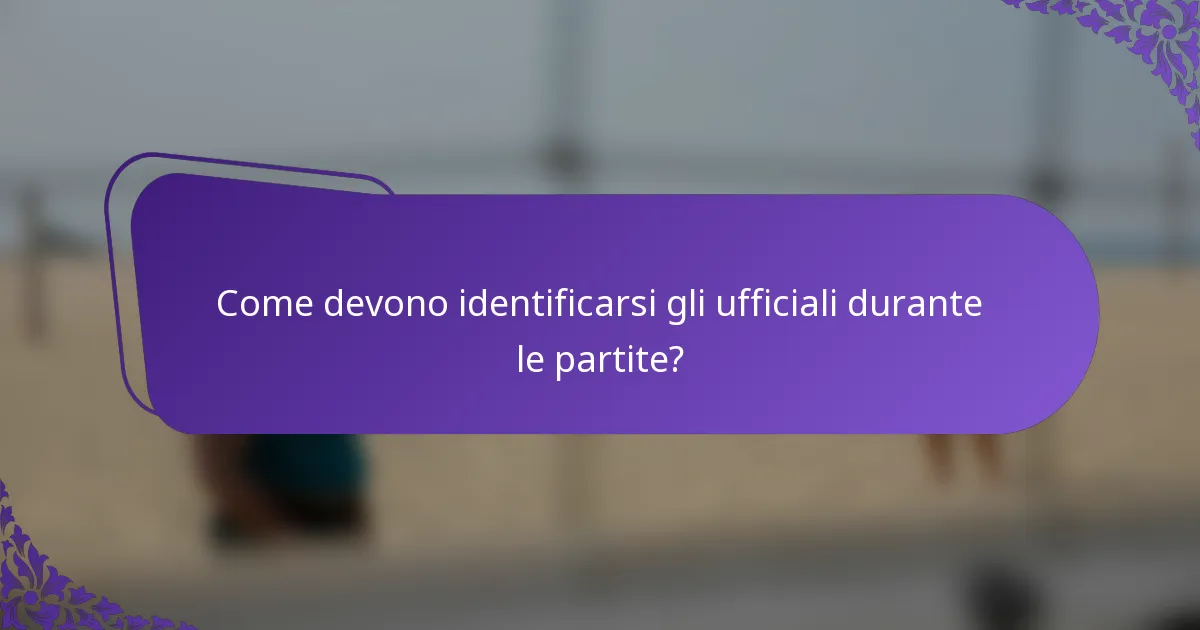 Come devono identificarsi gli ufficiali durante le partite?